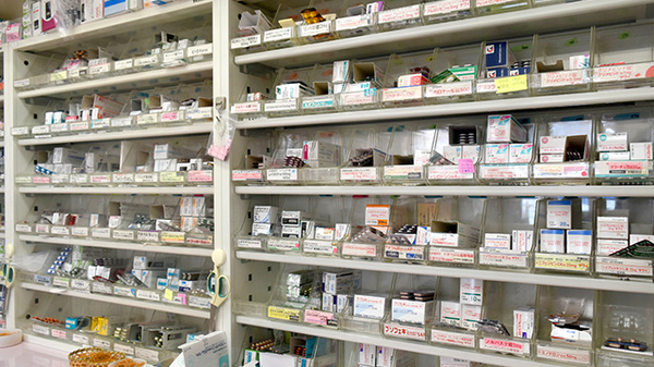 ウイン調剤薬局下大島店の薬棚