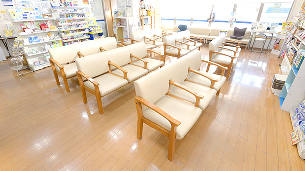 クオール薬局伊勢崎店の待合スペース