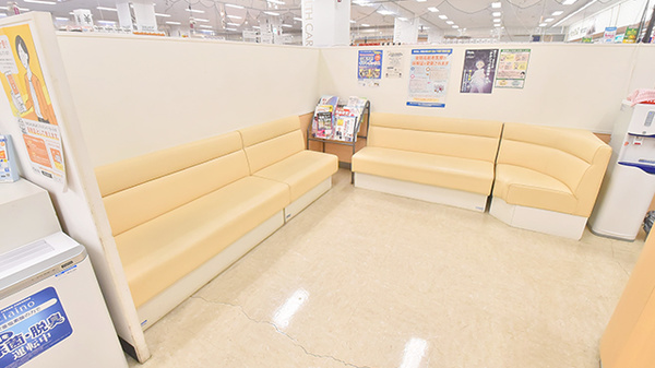 イオン薬局川口前川店の待合スペース