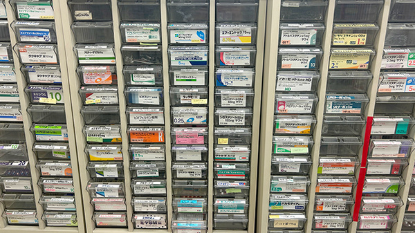 オリーブ薬局の薬棚