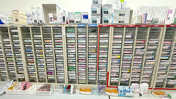 オリーブ薬局霞ヶ関店の薬棚