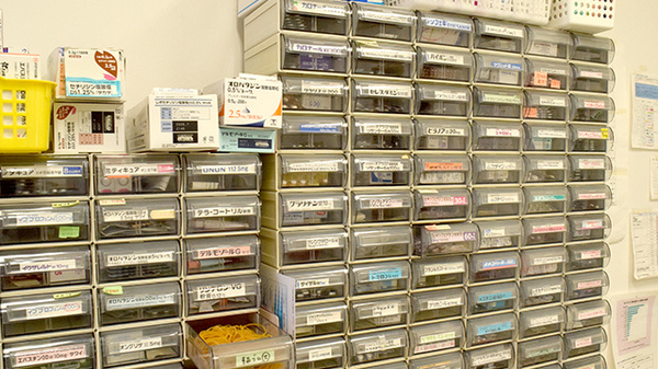あおば薬局　白岡店の薬棚
