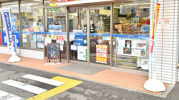 ローソンクオール薬局三郷谷中店の入口