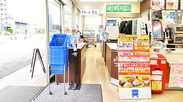 ローソンクオール薬局三郷谷中店の入口
