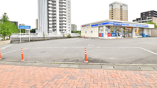 ローソンクオール薬局三郷谷中店の駐車場