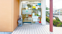 かすが薬局の入口