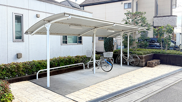 かすが薬局の駐輪場