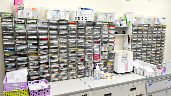 くるみ薬局の薬棚