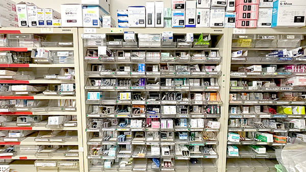 みどりの森薬局鶴瀬店の薬棚