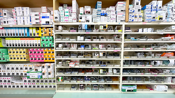 ひばり薬局石橋店の薬棚