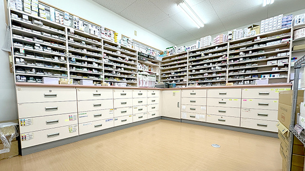 ひばり薬局循環器・呼吸器病センター前店の調剤室