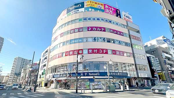 薬局トモズ志木店の外観