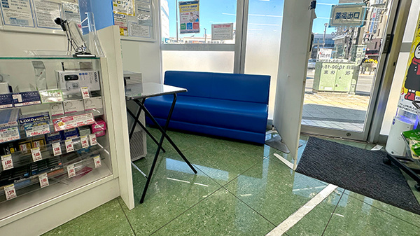 薬局トモズ志木店の待合スペース