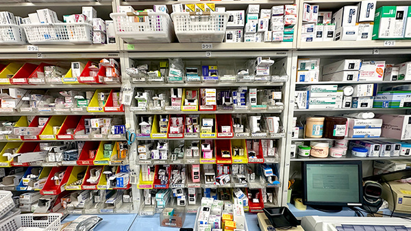 薬局トモズ志木店の薬棚
