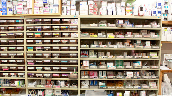 せんし堂薬局一本松店の薬棚