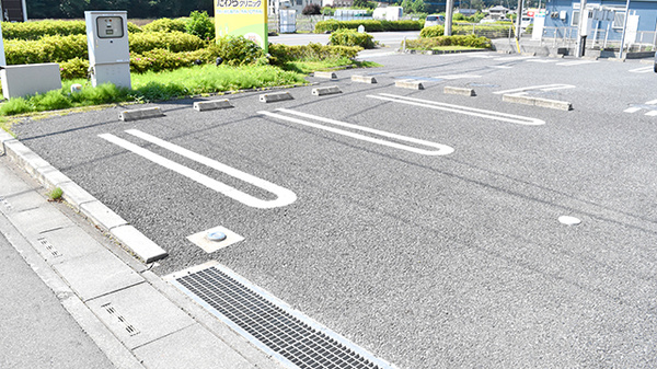 ウエル薬局藤金店の駐車場