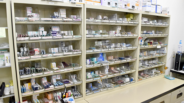 ひばり薬局四谷店の薬棚