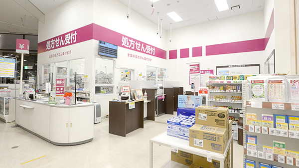 イオン薬局与野店の入口