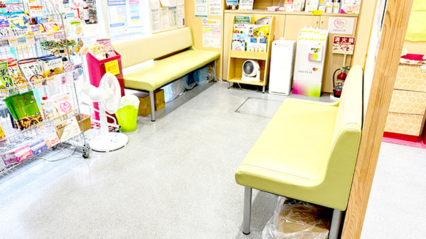 わかば薬局　浦和駅東口店の待合スペース