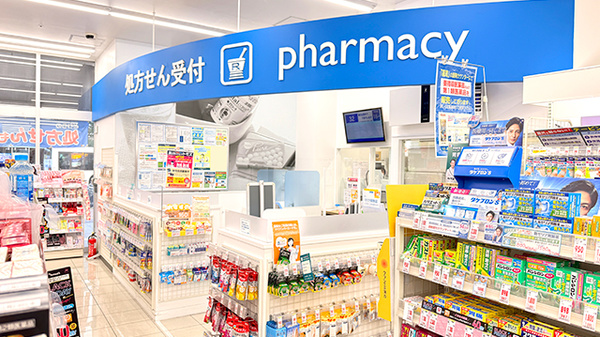 薬局トモズ大宮店の入口