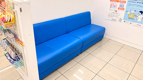 薬局トモズ大宮店の待合スペース