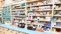 薬局トモズ大宮店の薬棚