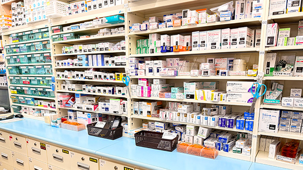 薬局トモズ大宮店の薬棚