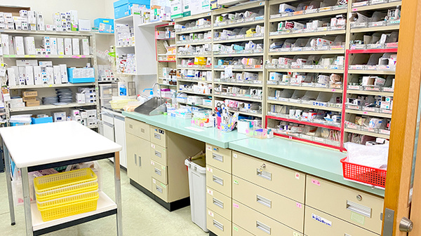 東千葉グリーン薬局の薬棚