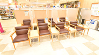 イオン薬局鎌取店の待合スペース