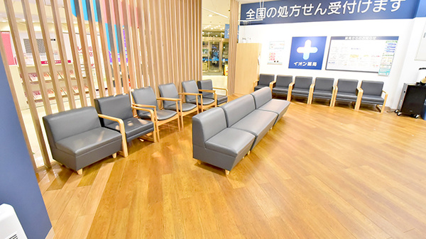 イオン薬局マリンピア店の待合スペース
