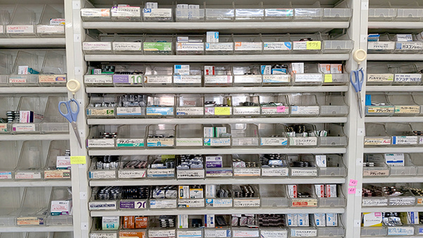 大洋薬局千城台店の薬棚