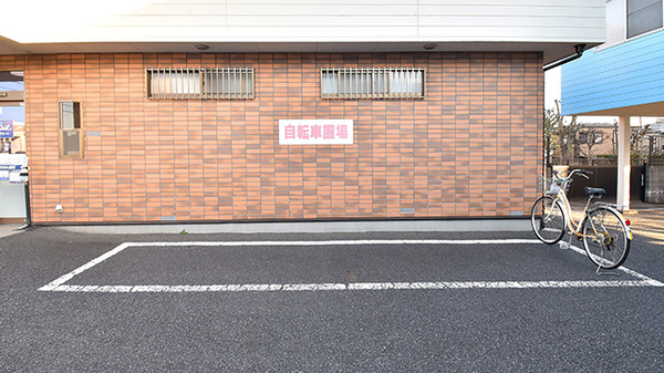 クオール薬局桜木店の駐輪場