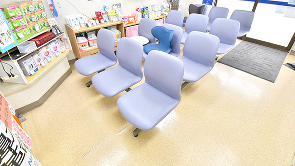 クオール薬局高根町店の待合スペース