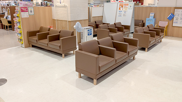 イオン薬局幕張新都心店の待合スペース