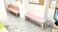 花見調剤薬局の待合スペース