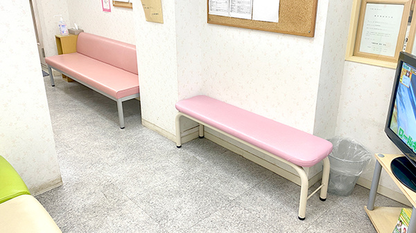 花見調剤薬局の待合スペース