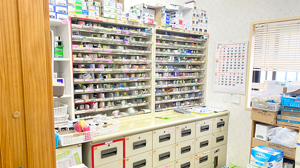 花見調剤薬局の薬棚