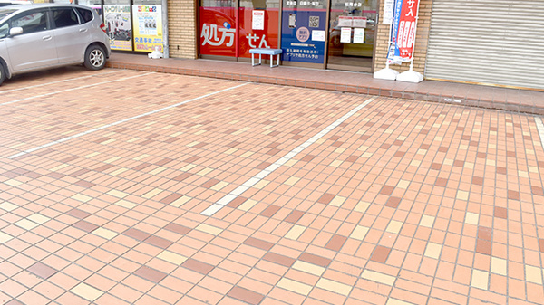 ココカラファイン薬局　松飛台店の駐車場