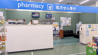 薬局トモズグリーンマークシティ松戸新田店の入口