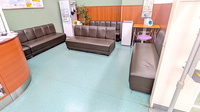 薬局トモズグリーンマークシティ松戸新田店の待合スペース