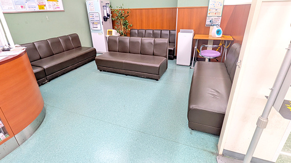 薬局トモズグリーンマークシティ松戸新田店の待合スペース
