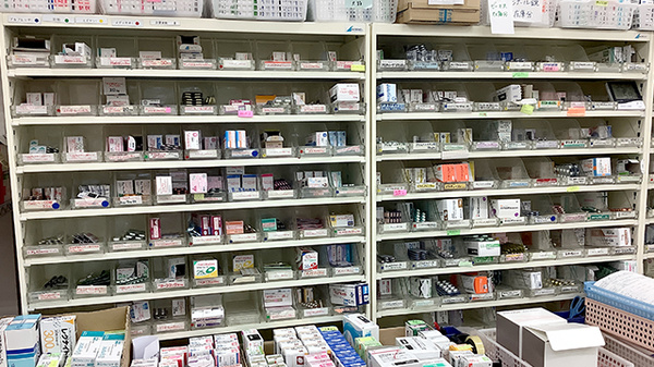 友愛薬局　常盤平店の薬棚
