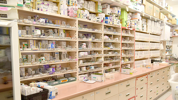 市川南口アズール調剤薬局の薬棚
