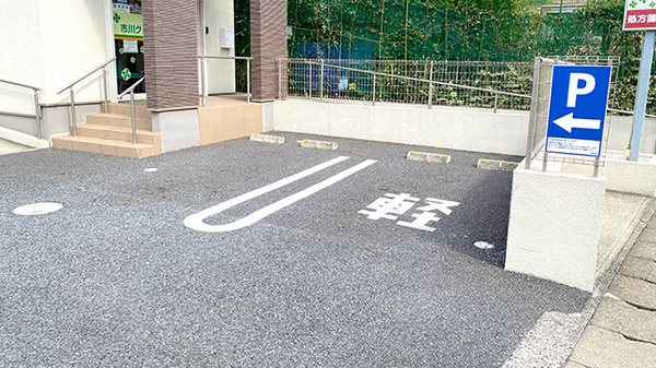 市川グリーン薬局の駐車場