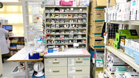 前原グリーン薬局の薬棚