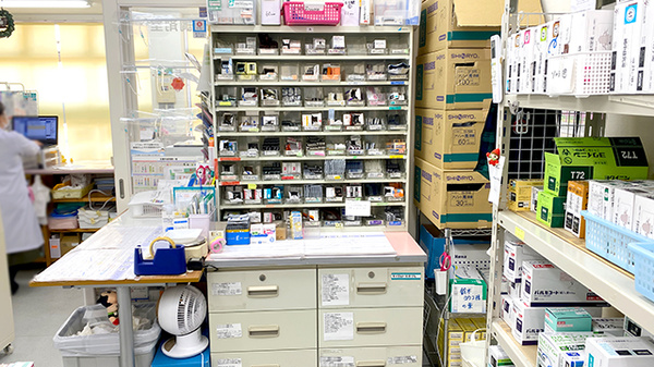 前原グリーン薬局の薬棚