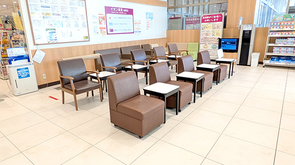 イオン薬局船橋店の待合スペース