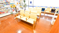 クオール薬局原木中山店の待合スペース