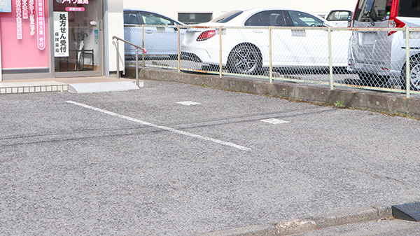 アイワ薬局囲護台店の駐車場