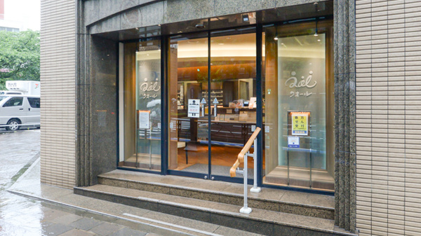 クオール薬局四谷店の入口